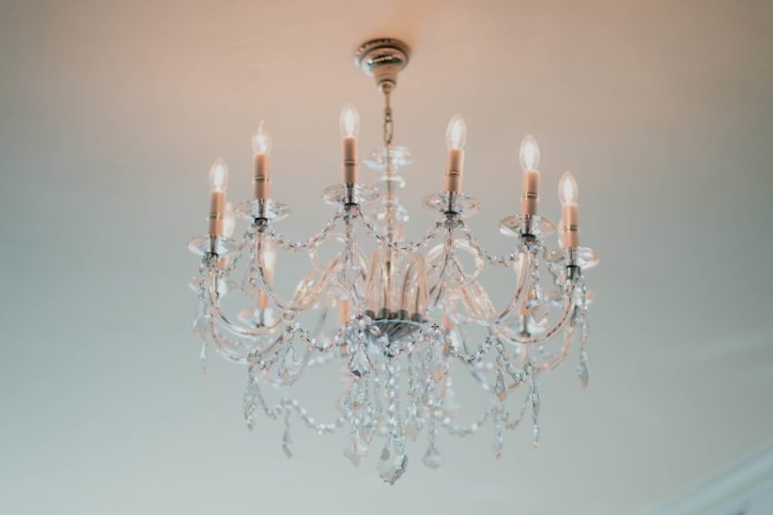 Photo "Tiffany semicircular living room chandelier, classic Tiffany style living room"